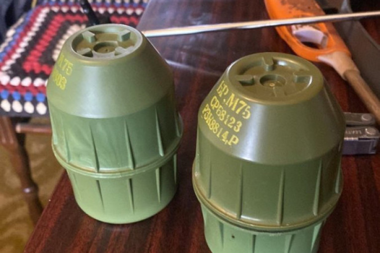 Bivši specijalac naoružan do zuba:  Evo zašto je Vučić govorio o obojenoj revoluciji! (FOTO)