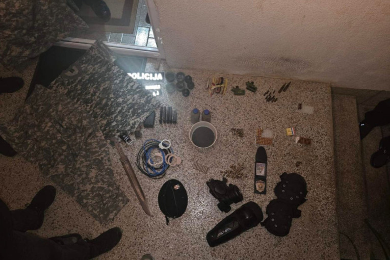 Bivši specijalac naoružan do zuba:  Evo zašto je Vučić govorio o obojenoj revoluciji! (FOTO)