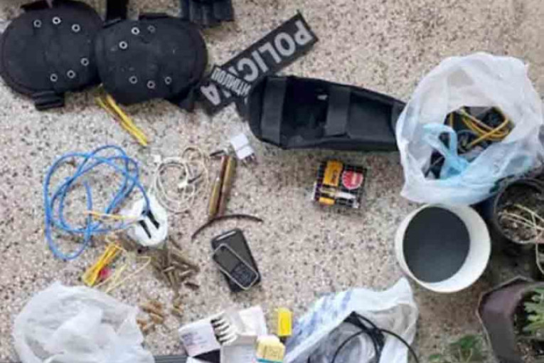 Novosađanin uhapšen u Kragujevcu: U stanu pronađene bombe, mačeta i lažna legitimacija! (FOTO)