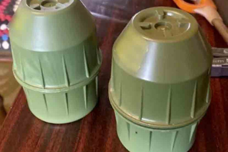 Novosađanin uhapšen u Kragujevcu: U stanu pronađene bombe, mačeta i lažna legitimacija! (FOTO)