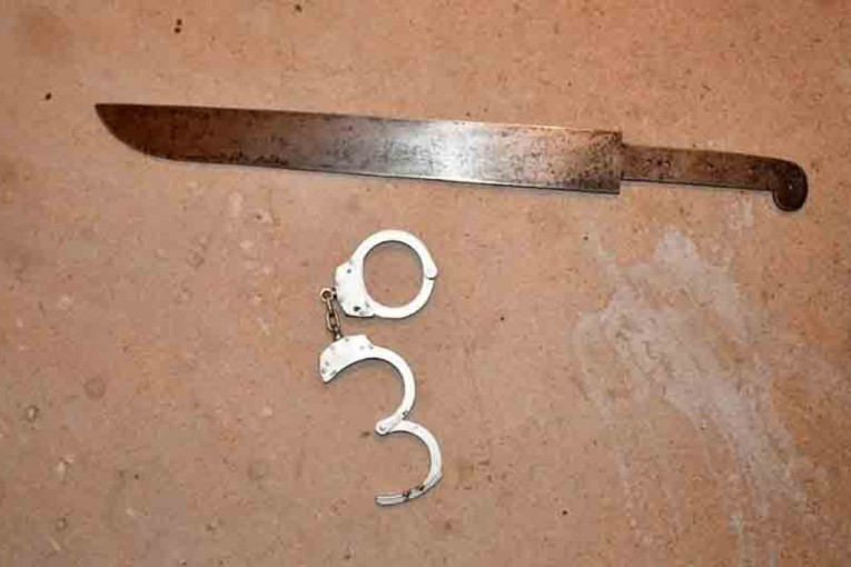 Novosađanin uhapšen u Kragujevcu: U stanu pronađene bombe, mačeta i lažna legitimacija! (FOTO)