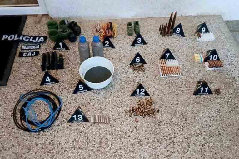 Novosađanin uhapšen u Kragujevcu: U stanu pronađene bombe, mačeta i lažna legitimacija! (FOTO)