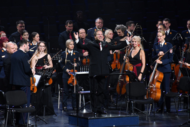 Ovacije za "Karminu Buranu" na spektakularnom koncertu: Bojan Suđić i više stotina muzičara oduševili publiku (FOTO)