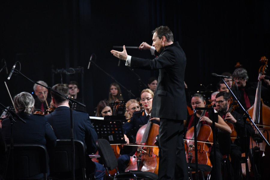 Ovacije za "Karminu Buranu" na spektakularnom koncertu: Bojan Suđić i više stotina muzičara oduševili publiku (FOTO)