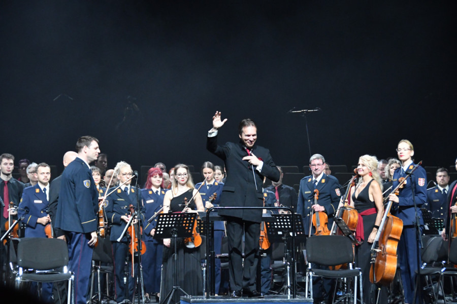 Ovacije za "Karminu Buranu" na spektakularnom koncertu: Bojan Suđić i više stotina muzičara oduševili publiku (FOTO)