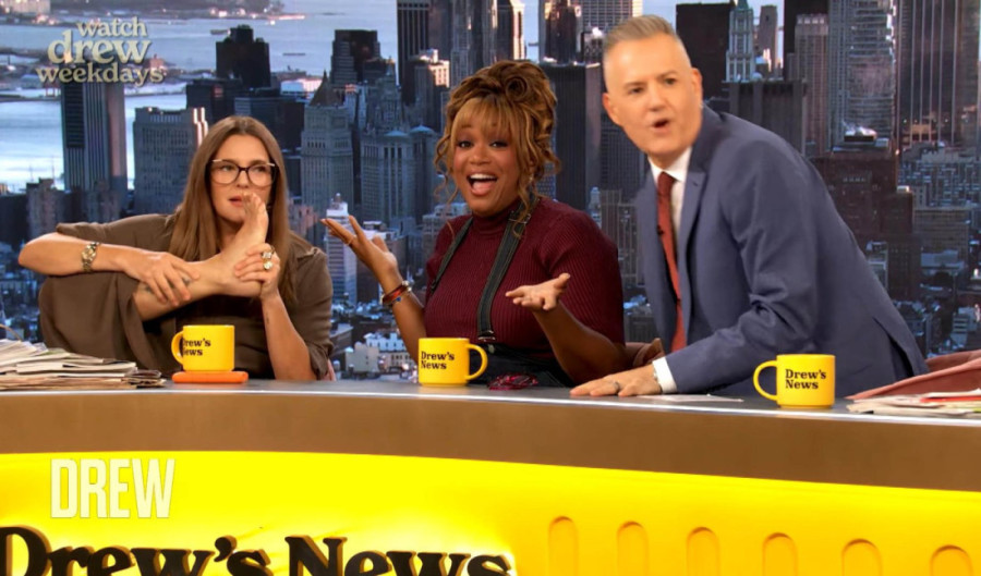 Glumica usred emisije gurnula stopalo kolegama pod nos, da pomirišu: Fanovi zgranuti!