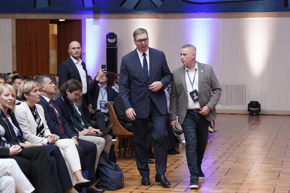 Predsednik zatražio pooštravanje kazni za krivično delo silovanje​: Vučić na konferenciji o bezbednosti dece (VIDEO)