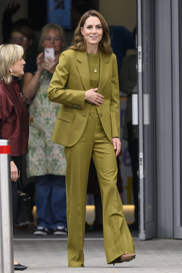 Princeza od Velsa je pravi primer besprekorne elegancije: Kejt Midlton u odelu Viktorije Bekam osvojila Oksford (FOTO)