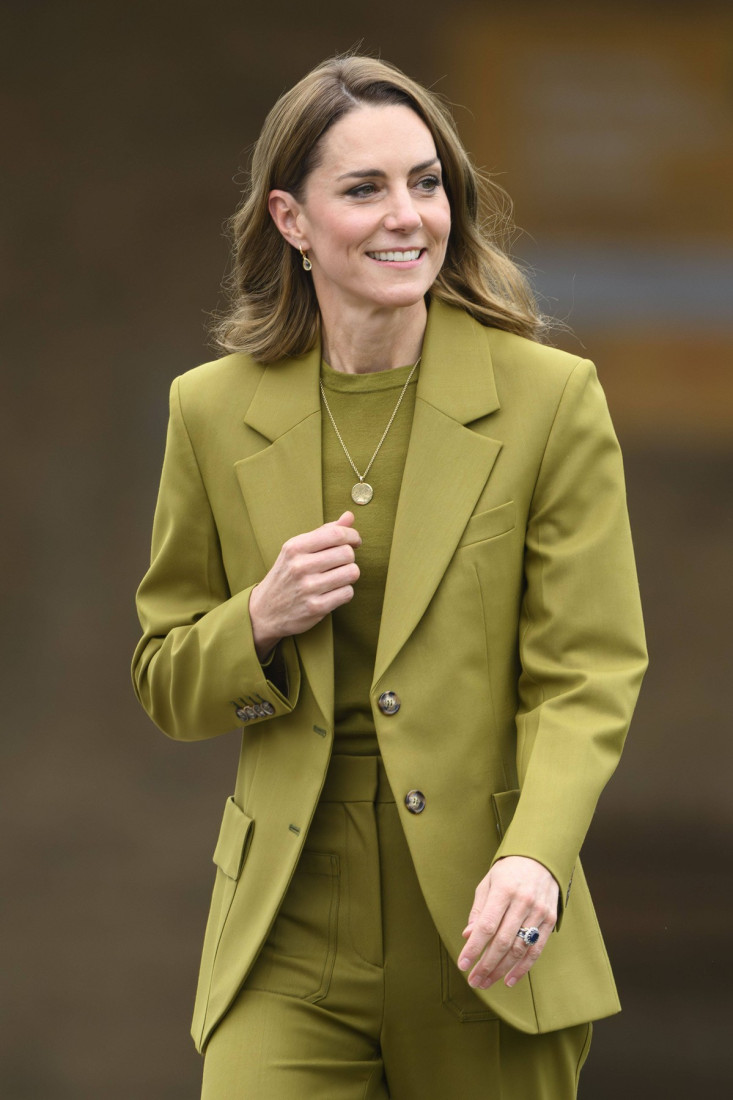 Princeza od Velsa je pravi primer besprekorne elegancije: Kejt Midlton u odelu Viktorije Bekam osvojila Oksford (FOTO)