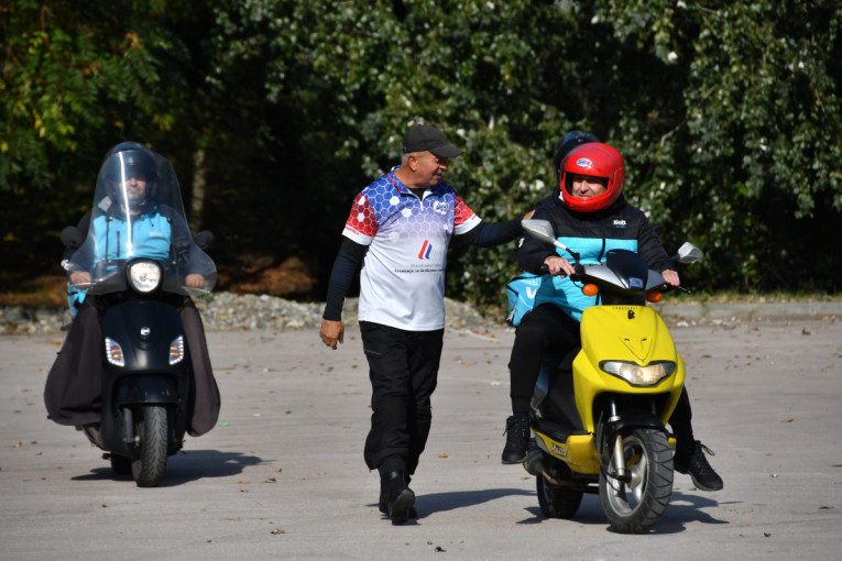 Hit na Adi! Dostavljači hrane učili kako bezbedno da voze: Izazivaju rizične situacije u saobraćaju (VIDEO)