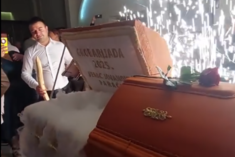 Torta u obliku sanduka, dim i vatromet usred Paraćina: “Grobarijada” šokirala Srbiju, društvene mreže gore od neverice! (VIDEO)