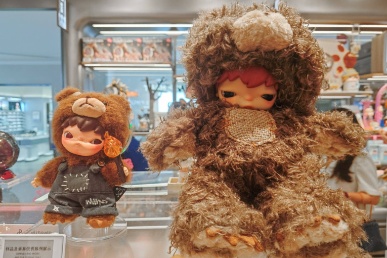 Da li je Labubu opsesiji odzvonilo? Kineska lutkica Hirono je rasprodata brzinom svetlosti (FOTO)