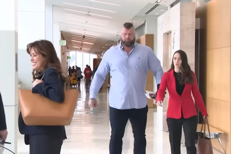 Stiže džin Strahinja! Pogledajte snimak dolaska u sudnicu brata Nikole Jokića