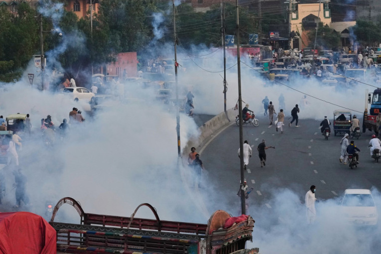 Leteli suzavac i kamenje! Na protestima u Pakistanu poginule dve osobe, scene su neverovatne (FOTO)