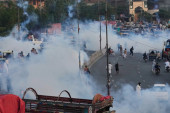 Leteli suzavac i kamenje! Na protestima u Pakistanu poginule dve osobe, scene su neverovatne (FOTO)