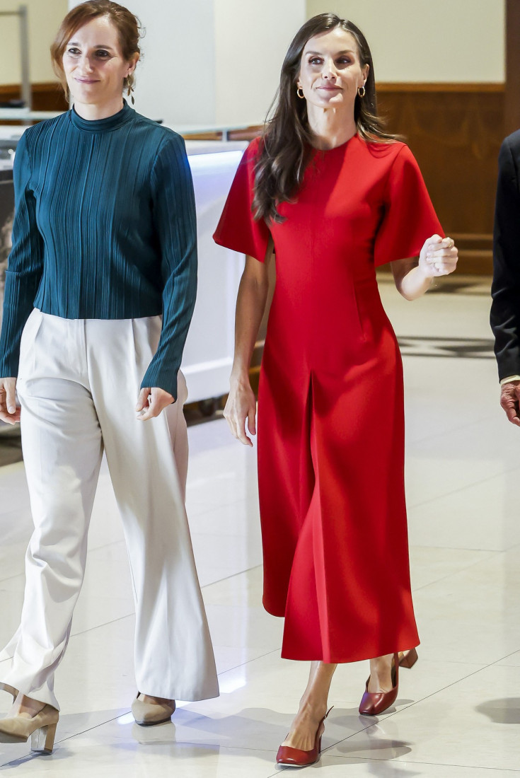 Žene, ugledajte se na nju: Kraljica Letizija se pojavila u crvenoj haljini koja zrači otmenošću (FOTO)