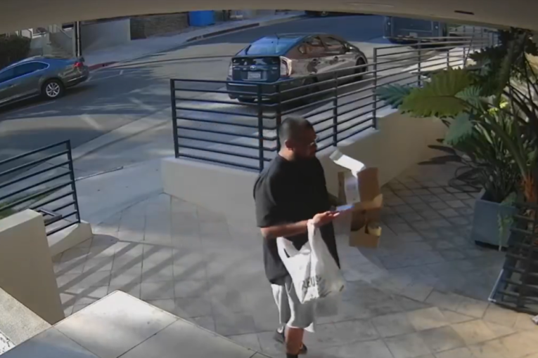 Dostavljač hrane uhvaćen u krađi: Snimljen u akciji, šokiraće vas ono što je uzeo (VIDEO)