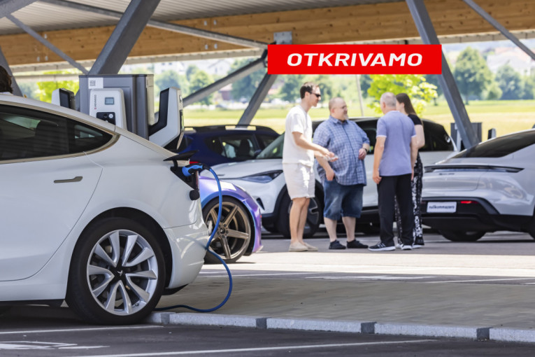 Palice, suzavci... Jaćimovićev autobus pun "rekvizita", njegov sin predvodio nasilnike (FOTO)