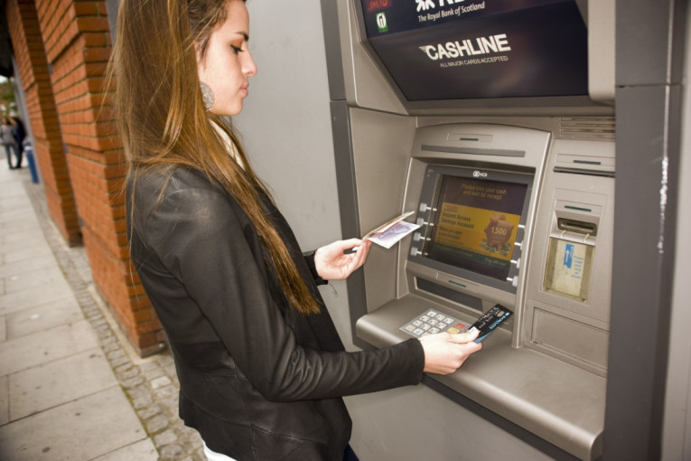 Bankomat "progutao" karticu, a novca nigde? Ne paničite, ovako se to rešava