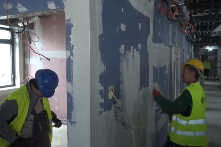 Glišić i Lončar na terenu: Obišli radove na drugoj fazi rekonstrukcije Opšte bolnice Leskovac