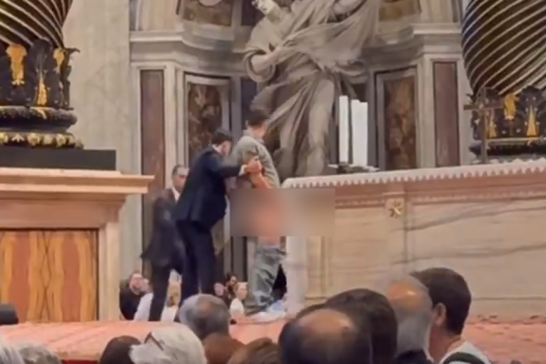 Svetogrđe u srcu Vatikana! Muškarac preskočio ogradu i urinirao na oltar pred papinim očima!