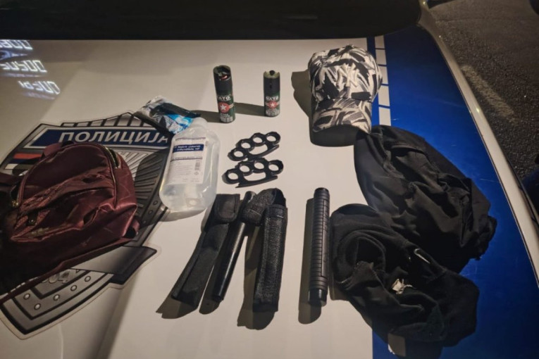 Palice, suzavci... Jaćimovićev autobus pun "rekvizita", njegov sin predvodio nasilnike (FOTO)