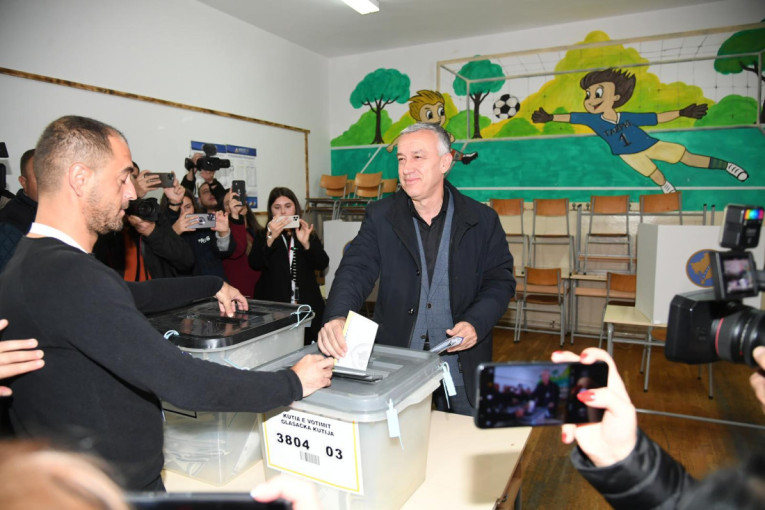 Vučić se sastao sa Čen Bo: Lepo je videti da se u našem gradu okupljaju ljudi koji veruju u razgovor, saradnju i razumevanje (FOTO)