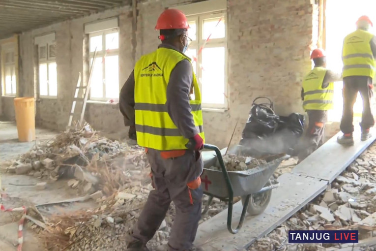 Vučić obišao radove na porodilištu u Višegradskoj: Ulažemo 40 miliona, nema života ni države bez dece (FOTO/VIDEO)