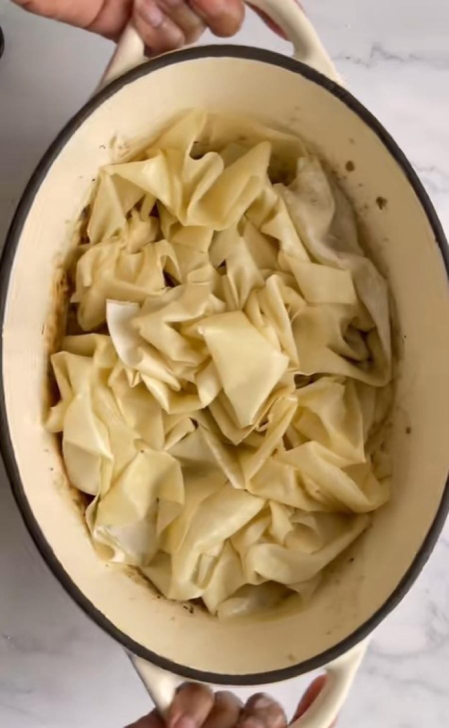 Recept dana: Hrskava pita sa piletinom i pečurkama iz jedne šerpe, idealna je za dane kada nemate puno vremena