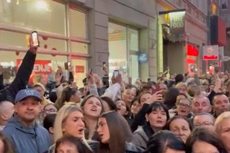 Nepregledna reka Sarajlila odala je počast Halidu Bešliću: Snimak iz vazduha tera suze na oči!