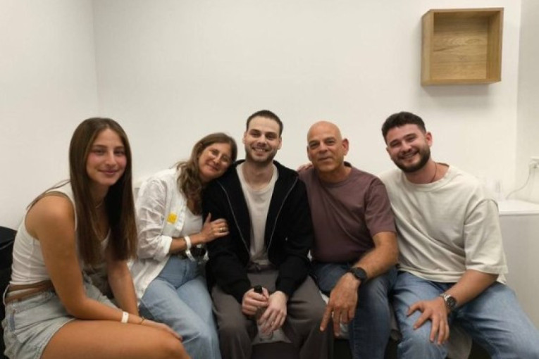 Suze, jecaji i zagrljaji! Alon Ohel u naručju majke – scena koja slama i najtvrđa srca! (FOTO)