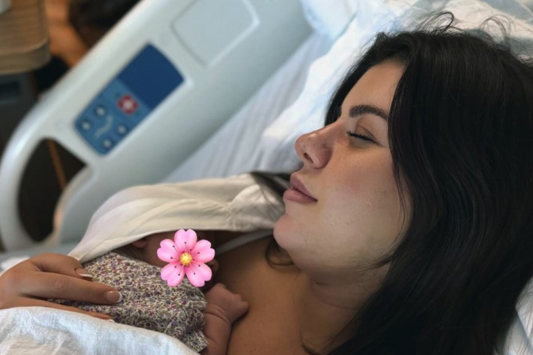 Pevačica rodila ćerku imućnom biznismenu, a ime za bebu izabrali na veoma bizaran način!