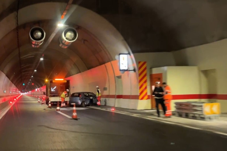 Sudar dva kamiona u tunelu Železnik, iz jednog curi tečni gas