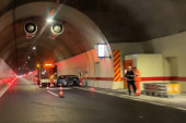 Sudar dva kamiona u tunelu Železnik, iz jednog curi tečni gas