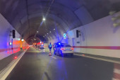Udes u tunelu: Tri osobe povređene! (VIDEO)