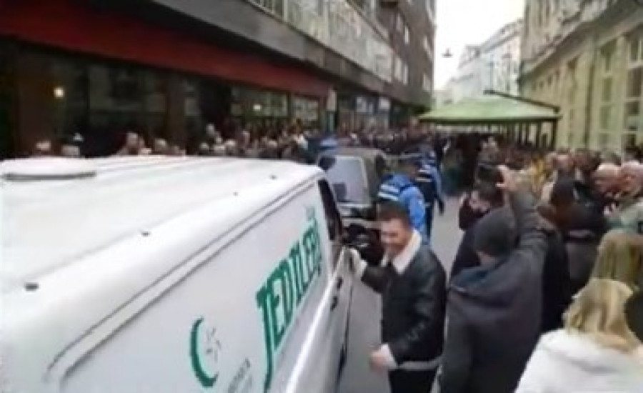 Sahrana Halida Bešlića: "Ovo je naša poslednja vožnja" Pevačev vozač i prijatelj grca u suzama (FOTO)