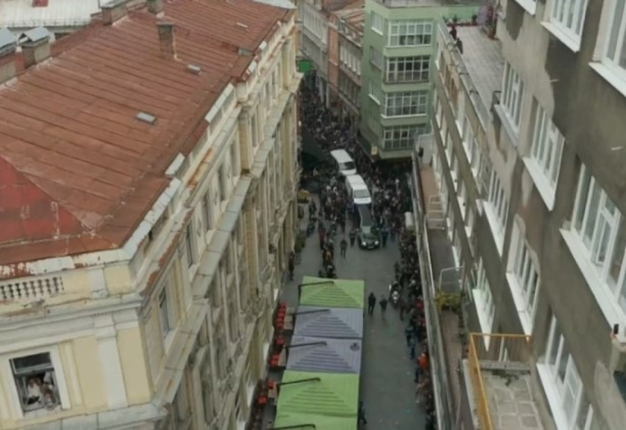 Sahrana Halida Bešlića: "Ovo je naša poslednja vožnja" Pevačev vozač i prijatelj grca u suzama (FOTO)