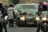 Sahrana Halida Bešlića: "Ovo je naša poslednja vožnja" Pevačev vozač i prijatelj grca u suzama (FOTO)