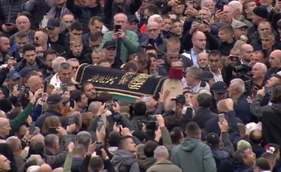 Sahranjen Halid Bešlić: Legendarnog pevača desetine hiljada ljudi ispratilo je na večni počinak (FOTO)