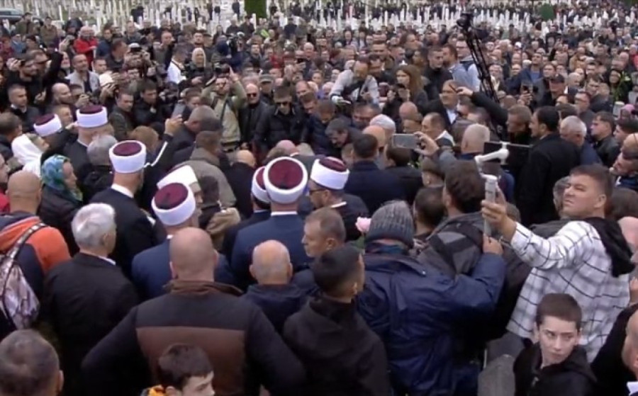 Sahranjen Halid Bešlić: Legendarnog pevača desetine hiljada ljudi ispratilo je na večni počinak (FOTO)