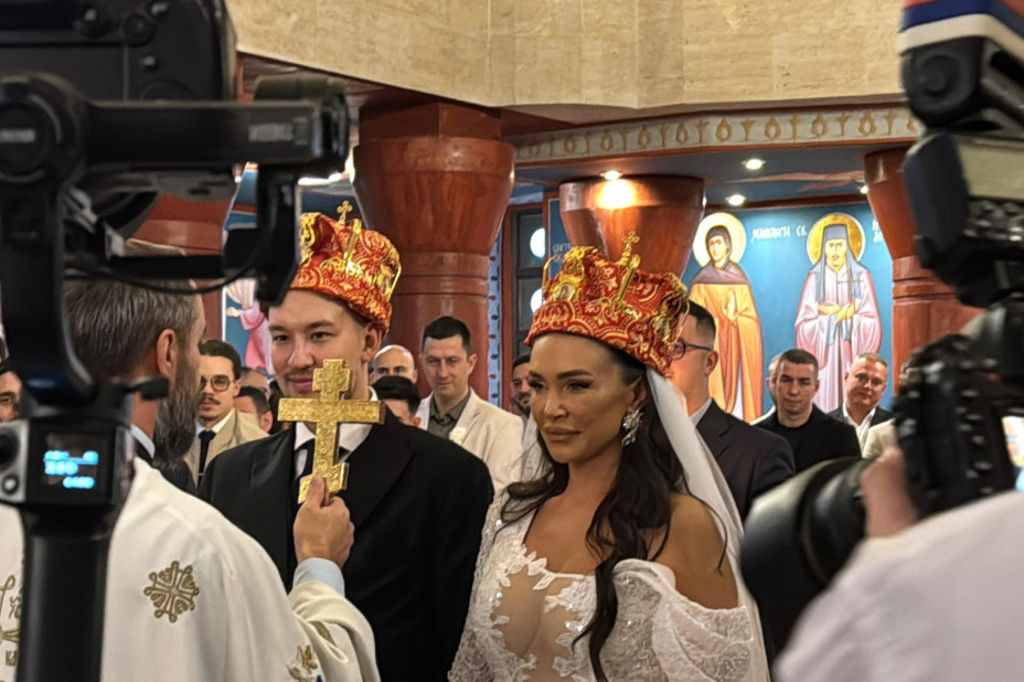 Ovo su roditelji Uroša Živkovića: Pevač se venčao i u crkvi, pa krsti sina, a majka i otac pucaju od ponosa! (VIDEO)