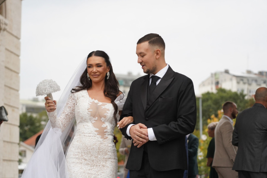 Poznati na svadbi Živkovića: Mladoženja nazdravlja posebnim pićem, a Đani s vrata kovertu troši li troši! (FOTO/VIDEO)