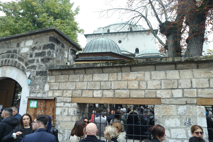 Sahranjen Halid Bešlić: Legendarnog pevača desetine hiljada ljudi ispratilo je na večni počinak (FOTO)