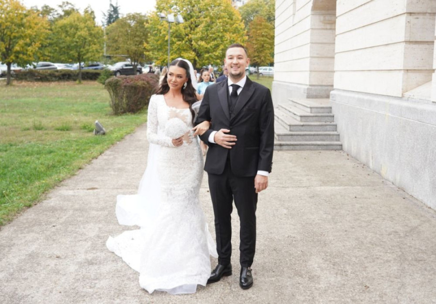 Ceca se utegla u crveni kožnjak: Baš se skockala za snimanje "Zvezda Granda" (FOTO)