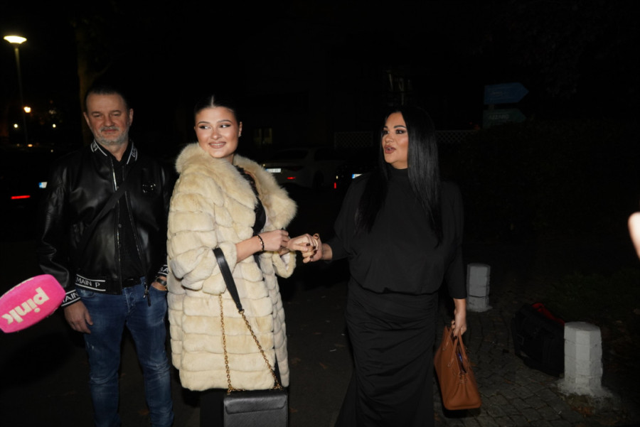 Jana posle incidenta ponovo sa ćerkom u javnosti: Kristina Džulijen ni reč da izusti! (FOTO)