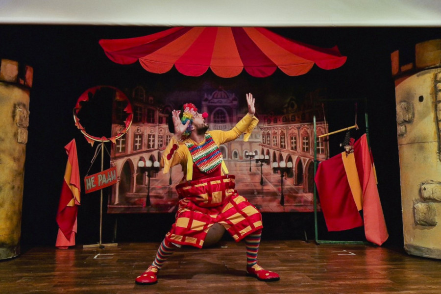 Kako je klovn Sima uz pomoć čarobnog upaljača uspeo da osvoji princezu: Nova dečja predstava u Pozorištu Puž (FOTO)