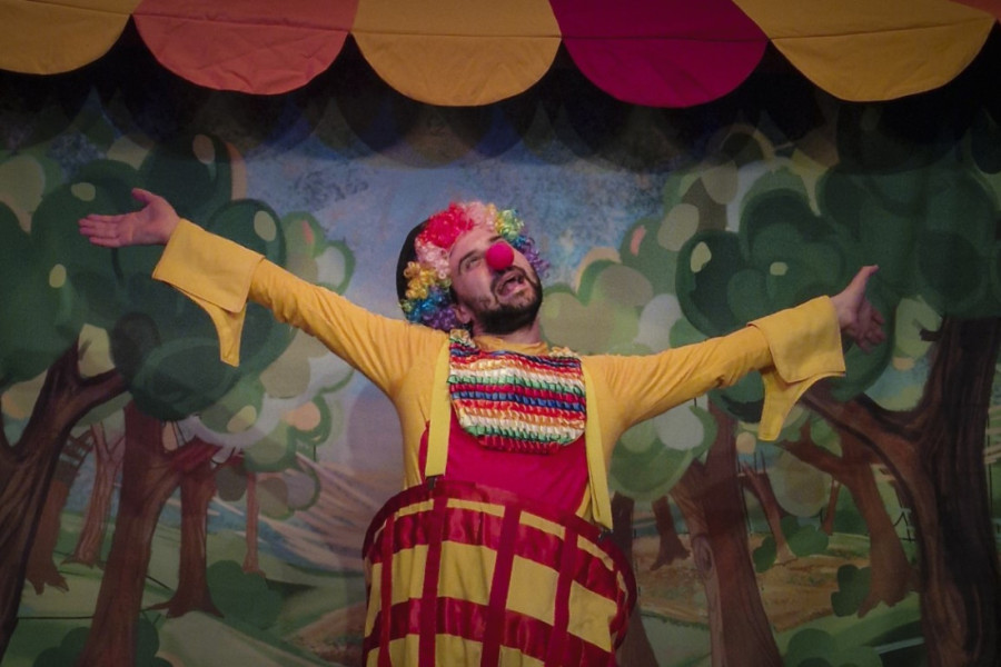 Novogodišnja predstava "Snežna bajka" u Pozorištu Puž: Bata i Seka u još jednom obračunu sa Slatkim Slađom (FOTO)