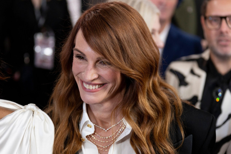 Moćno izdanje Džulije Roberts: Minimalistički crno-beli stajling odiše skupocenošću (FOTO)