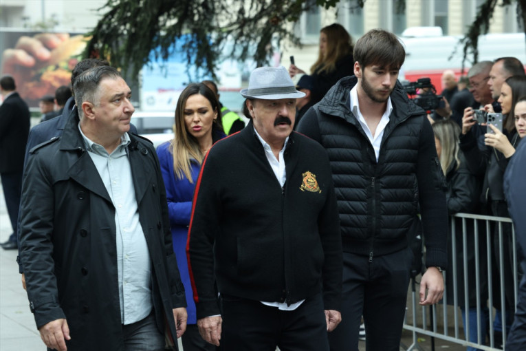 "Haris Džinović je sve ono suprotno od Halida Bešlića" Pevač nije ispoštovao sina pokojnog kolege na komemoraciji!