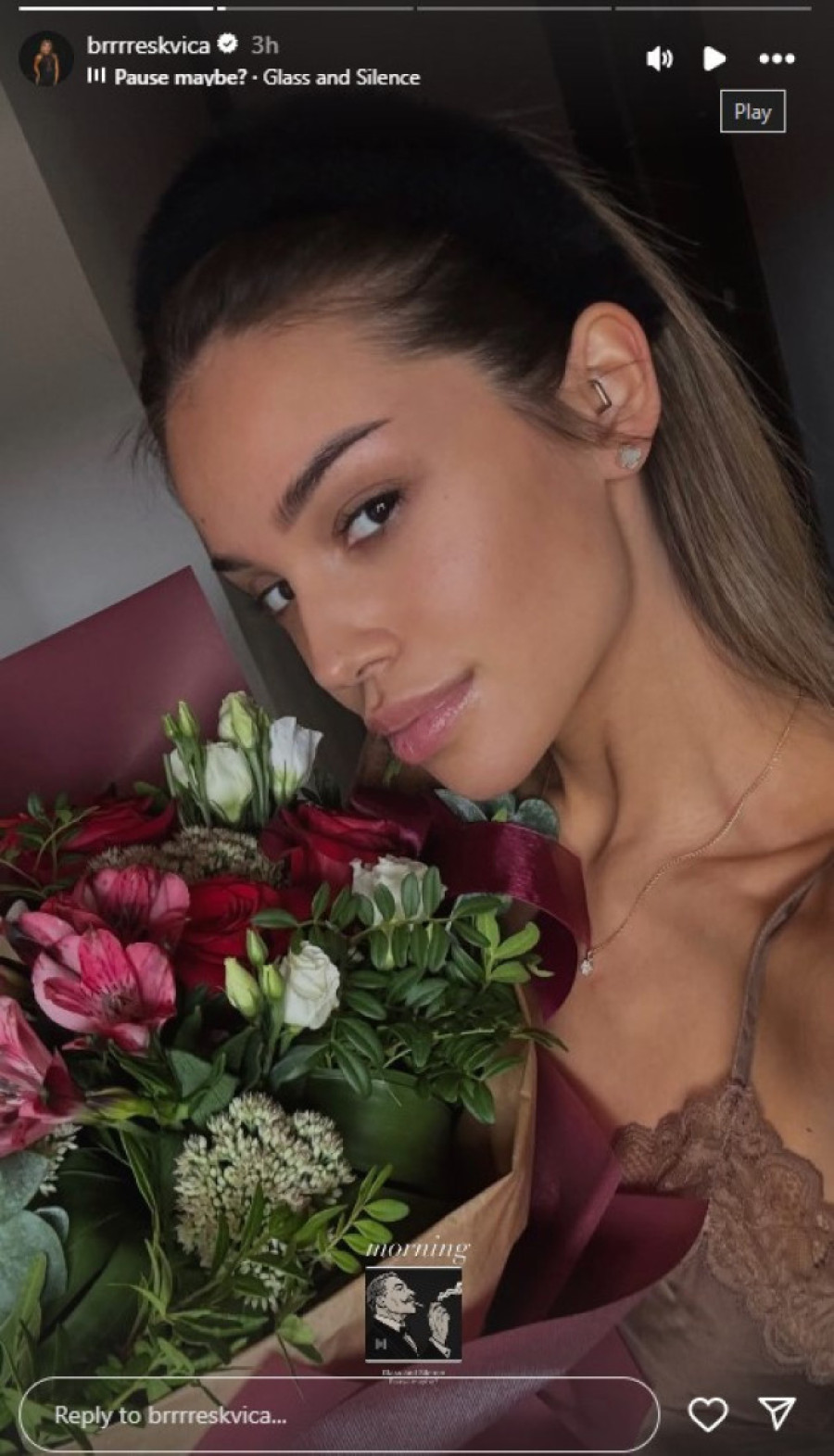 Breskvica bez trunke šminke: Pozirala u čipkastoj pidžami, a tek da vidite šta je dobila! (FOTO)